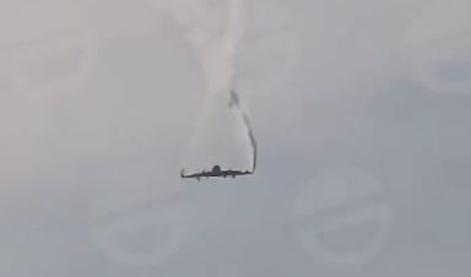 Dramatični posnetki: Natovo letalo pred strmoglavljenjem razpadlo #video