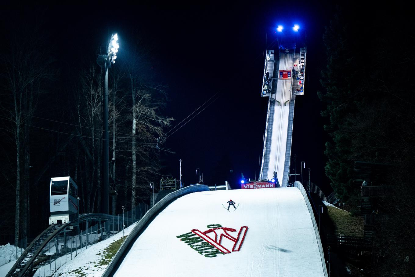 Tragedija v Oberstdorfu: tekmovanje prekinjeno po smrti na skakalnici