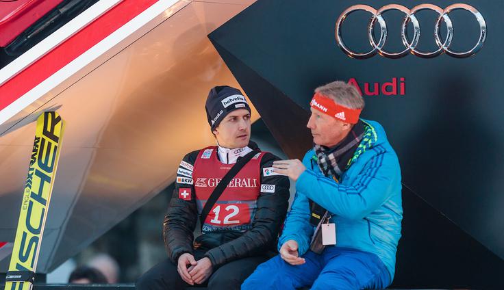 Walter Hofer poudarja, da je pomembno, da so nekateri dobri skakalci izkušeni. Takšen je na pimer Simon Ammann. | Foto: Sportida