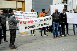 Eritrejci protestirali pred ministrstvom. Prepričani so, da se jim godi krivica. #foto #video