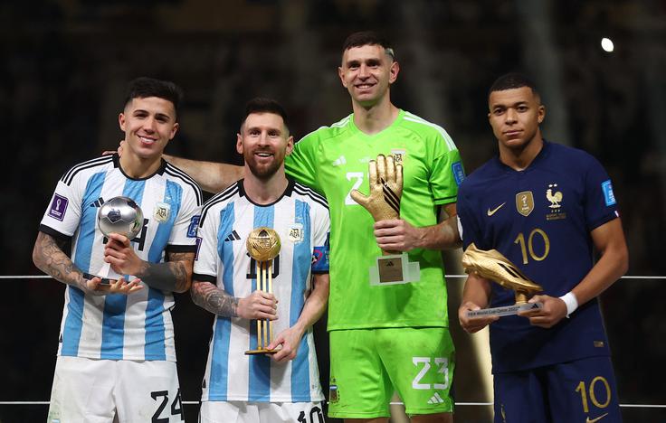 Argentinec Enzo Fernandez je prejel nagrado za najboljšega mladega nogometaša, Lionel Messi za najboljšega nogometaša, vratar Emiliano Martinez za najboljšega vratarja, Francoz Kylian Mbappe pa za najboljšega strelca. | Foto: Reuters