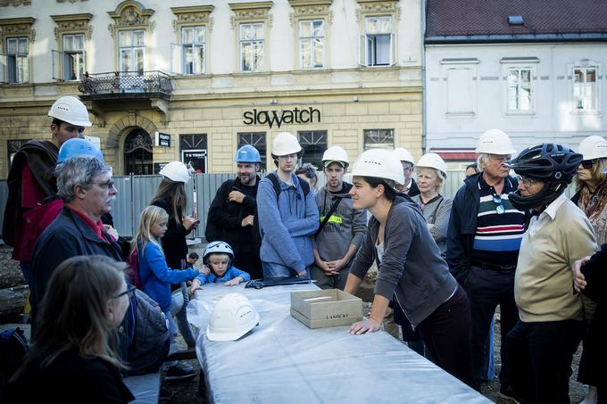 Ljudi zelo zanima, kaj so našli na Gosposvetski. | Foto: Ana Kovač