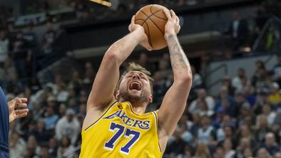Bolezen ustavila Luko Dončića, James blestel, Lakersi z bolečim porazom v NBA