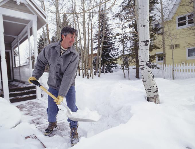Spet bo treba poprijeti za lopate, čeprav bo tokrat snežna odeja visoka le od 10 do 20 centimetrov. | Foto: Thinkstock