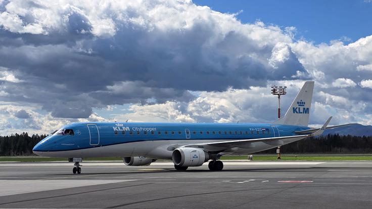 Nizozemska letalska družba KLM Amsterdamom in Ljubljano povezuje z letalom Embraer 190, ki sprejme sto potnikov. | Foto: Srdjan Cvjetović