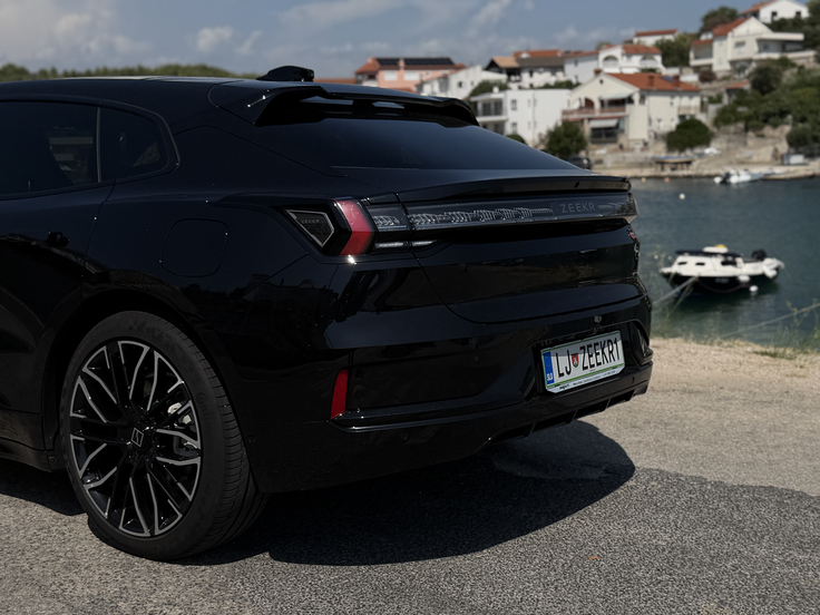 Zeekr 001 je velik "shooting brake" s kapaciteto baterije skoraj sto kilovatnih ur, poraba pa ni najnižja – na celotni poti v Dalmacijo in nazaj je bila 22 kilovatnih ur na sto kilometrov. | Foto: Gregor Pavšič