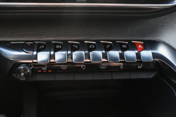 Oblikovanje v modelih 3008 in 5008 je precej futuristično, kar dokazujejo tudi gumbi na sredinski konzoli. | Foto: Gašper Pirman