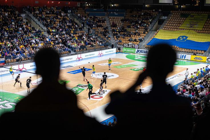 V dvorani Zlatorog se je zbralo skoraj tri tisoč ljubiteljev rokometa. | Foto: Jure Banfi