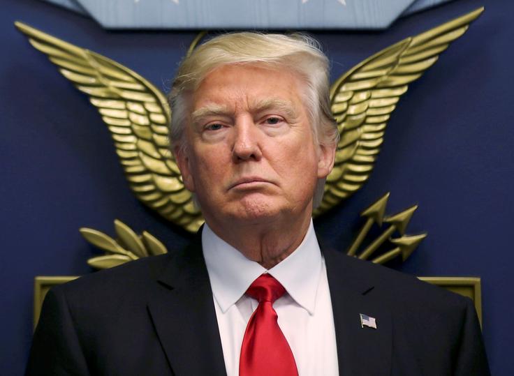 V drugi polovici leta 2016 je Luckey naredil nekaj, kar je zelo škodovalo njegovi javni podobi – skoraj deset tisoč evrov je podaril kontroverzni politični skupini Nimble America, ki je podpirala kandidata za predsednika ZDA Donalda Trumpa in javno blatila protikandidatko Hillary Clinton. Kaj hujšega bi v Silicijevi dolini, kjer so praktično vsi izrazito nasprotovali kandidatituri Trumpa, težko storil. | Foto: Reuters