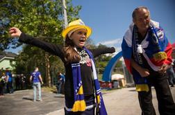 Slovenska zastava, bosanski šal, zdaj za Bosno, zvečer za Slovenijo 