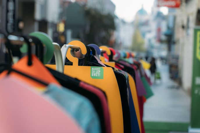 Obešalniki zgodb sredi Ljubljane razkril resnico o naši potrošnji.