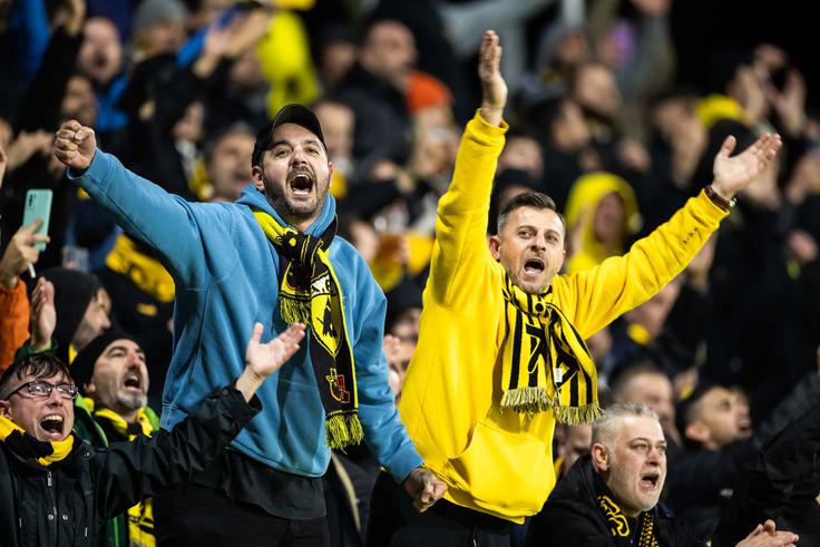 V Celje je prišlo tudi nekaj glasnih grških navijačev, ki so že v sedmi minuti proslavljali gol. | Foto: Jure Banfi