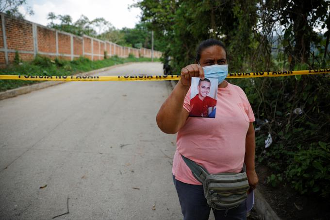 Marleny Barrientos kaže fotografijo sina, ki je izginil pred šestimi leti. Domnevajo, da so tudi njegovi posmrtni ostanki na skritem pokopališču.  | Foto: Reuters