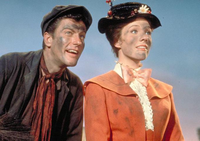 Dick Van Dyke in Julia Andrews v filmu Mary Poppins iz leta 1964, ki si ga boste v soboto lahko ogledali na Planetu. | Foto: Prinscreen YouTube