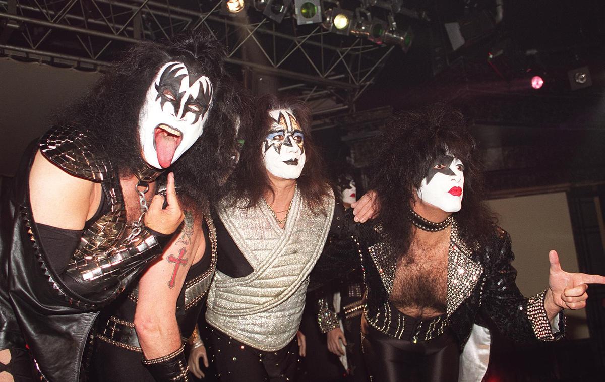 GENE SIMMONS: ACE FREHLEY: PAUL STANLEY, skupina Kiss | Leta 1972 se je pridružil Paulu Stanleyju in Genu Simmonsu, s katerima je ustanovil skupino Kiss. Leta 1982 jo je zapustil, saj je imel načrte s solo kariero. Vrnil se je leta 1996, ko se je skupina ponovno sestavila za zelo donosno turnejo. Na fotografiji Gene Simmons, Ace Frehley (v sredini) in Paul Stanley. | Foto Guliverimage