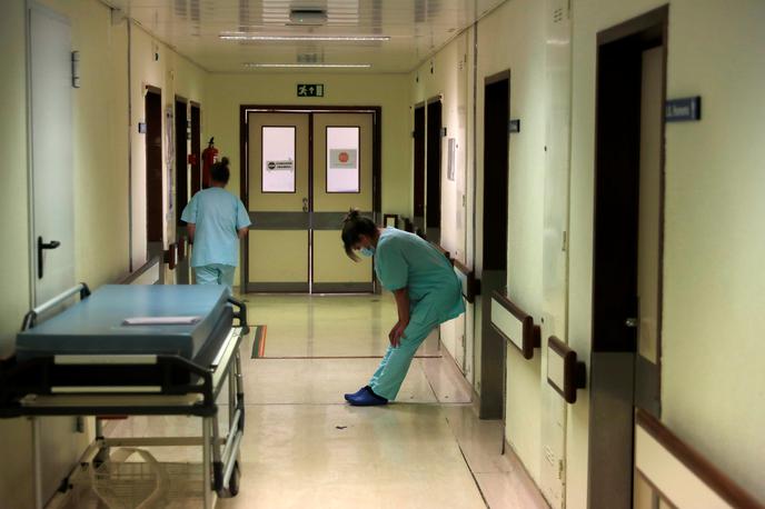 Portugalska bolnišnica koronavirus sestra | WHO je lani maja odpravila izredne razmere zaradi covid-19. Pandemija, ki jo je WHO razglasila marca 2020, je poleg več milijonov smrtnih žrtev povzročila gospodarsko opustošenje in poglobila neenakosti. | Foto Reuters