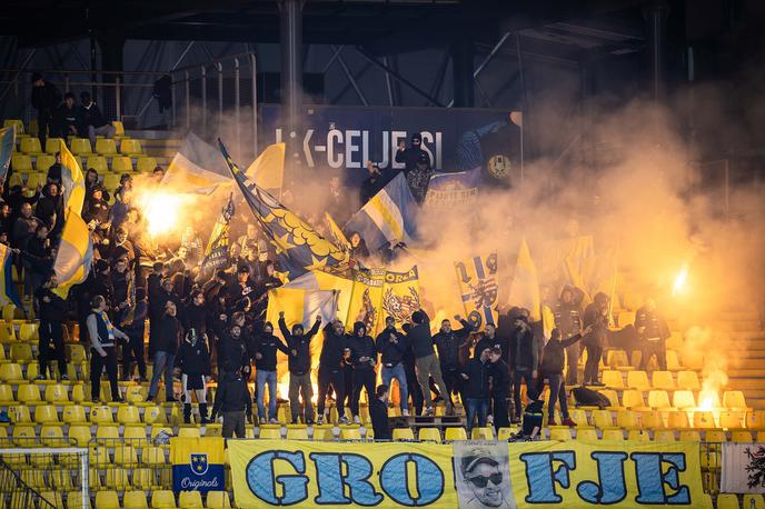 Celjski Grofje | Na derbiju 12. kroga v Celju je bilo bučno. Glasno so navijali tako Celjski grofje ... | Foto Jure Banfi