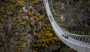 Odprli najdaljši viseči most za pešce #video