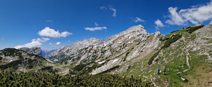 Panorama na poti na Malo Ojstrico: levo spodaj Korošica, desno zgoraj Mala Ojstrica in Ojstrica | Foto: Matej Podgoršek