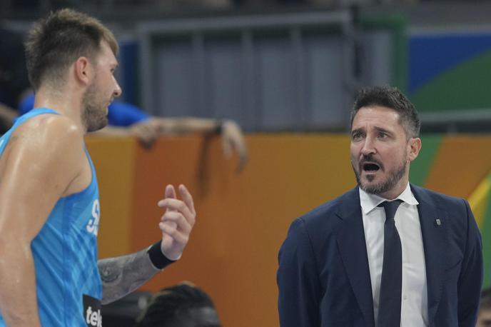 Gianmarco Pozzecco | Gianmarco Pozzecco je trener, ki ima poseben način vodenja tekem (na sliki z Luko Dončićem). | Foto Guliverimage