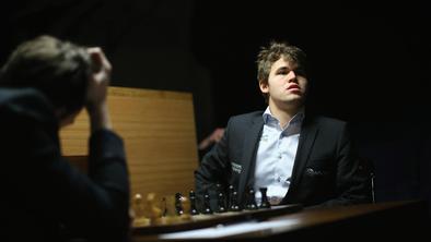 Carlsen in Anand v prvi partiji remizirala