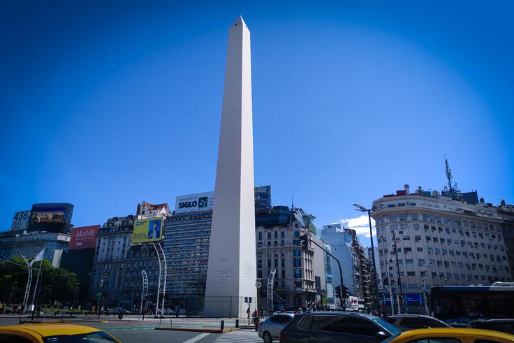 9. julij, dan razglasitve argentinske neodvisnosti. Po tem datumu je ime dobila tudi avenija 9. julija. Dolgo časa je veljala za najširšo avenijo na svetu, saj ima kar 24 pasov. Na sredini avenije stoji Obelisk, nacionalni zgodovinski spomenik in ikona Buenos Airesa. Leta 1936 je bil postavljen v spomin na štiristoletnico prve ustanovitve mesta. | Foto: K. M.