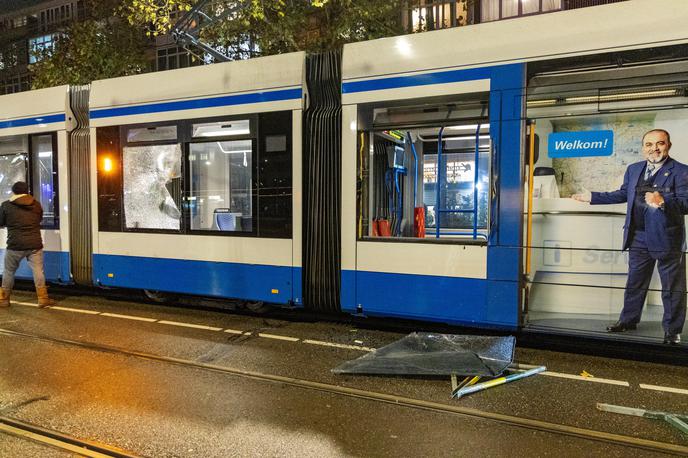 Amsterdam | Na tramvaju so razbili okna in vanj metali rakete za ognjemet.  | Foto Reuters