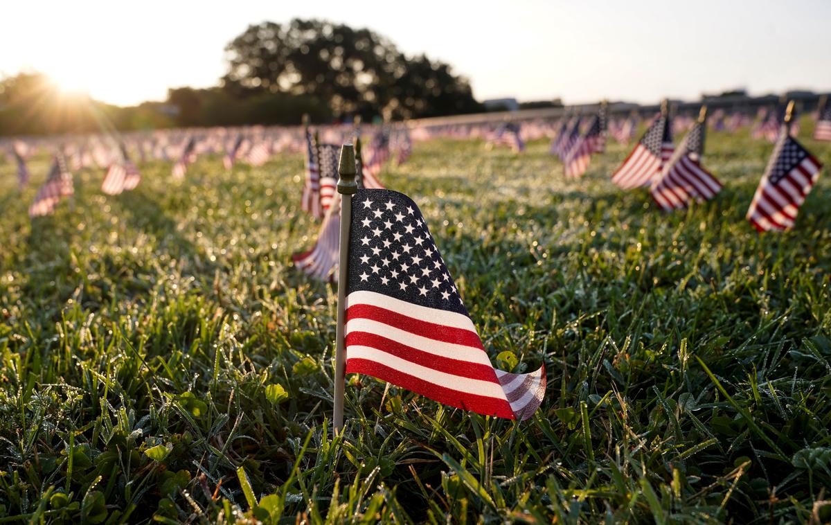 ZDA | Na travniku pred Belo hišo so v torek posadili 200 tisoč ameriških zastav. Gre za simbolni poklon žrtvam, ki jih je terjala koronavirusna bolezen. | Foto Reuters