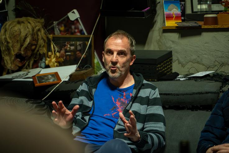 Bobnar Jože Habula je eden izmed ustanoviteljev zasedbe: "Mi prihajamo še iz tistih časov, ko je bil naš pogled na glasbo še zelo oseben. Potem pa smo to poskušali implementirati v posel. Še vedno pa je bilo na eni strani malo te osebne in prijateljske plati in malo tega, "da se gremo resnega posla". Na srečo smo mi še ujeli nekaj tega, da je bila lahko ta kohezija še na eni in na drugi strani." | Foto: Liam Toni Šironjič