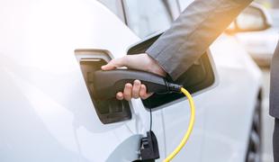Zakaj lahko z električnimi službenimi avtomobili prihranijo vsi, od podjetja do zaposlenih in seveda okolja?
