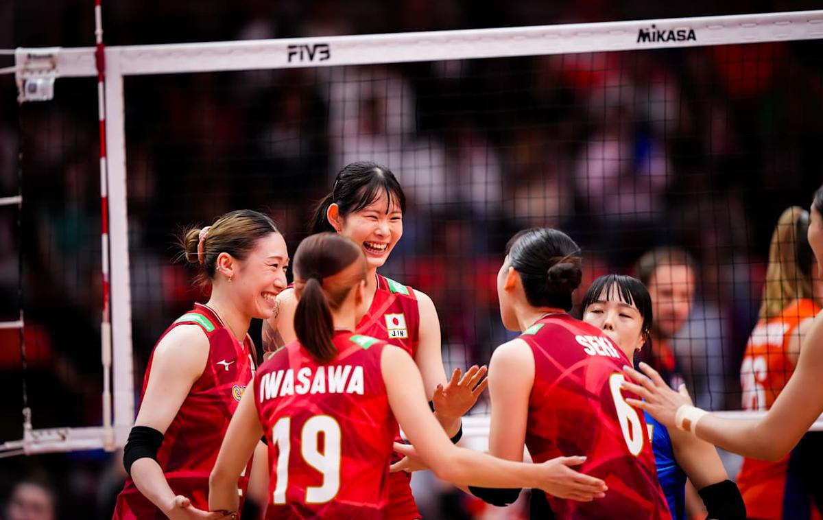 japonska odbojkarska reprezentanca | Japonke so po petih setih strle Nizozemke in se kot prve uvrstile v polfinale. | Foto Volleyball World