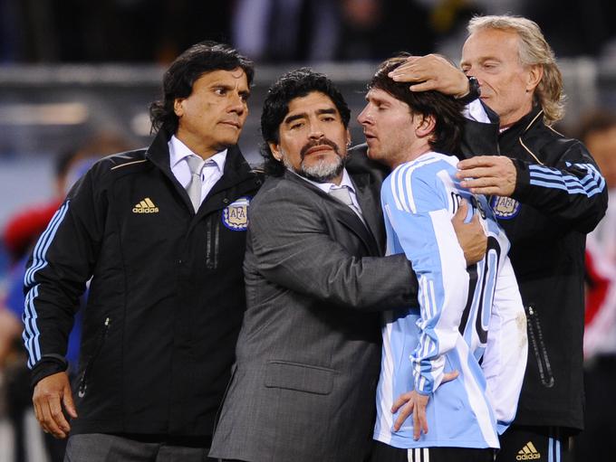 Leta 2010 sta na SP na jugu Afrike sodelovala Diego Maradona in Lionel Messi kot selektor in varovanec. Gavči so izpadli v osmini finala. | Foto: Reuters
