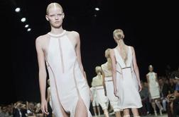 Alexander Wang navdušuje s seksi izrezi