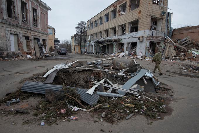 Ukrajinci še naprej pred vojno bežijo v sosednje države. Zelenski je v ponedeljek znova pozval zvezo Nato, naj uvede območje prepovedi poletov nad Ukrajino. Na fotografiji ukrajinsko mesto Ohtirka z okoli 47 tisoč prebivalci. | Foto: Reuters