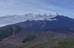 Etna spet bruha ogromne količine pepela, letalski promet obstal