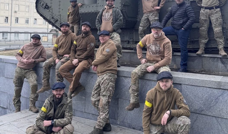 Ukrajinski vojaki na fronto prejeli darilo ustvarjalcev serije Peaky Blinders