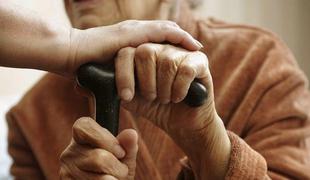 Osamljenost starejših je lahko bolj nevarna od debelosti