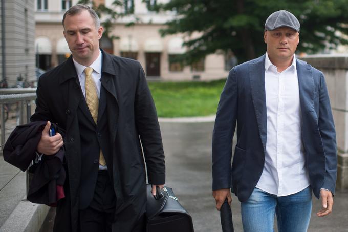 Dragan Tošić (desno) trdi, da ni begosumen in da mu sodišče pripora ne bi smelo odrediti tudi zato, ker je redno obiskoval vsa sojenja.  | Foto: Matej Leskovšek