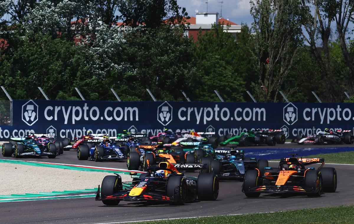 Imola štart Max Verstappen Oscar Piastri Red Bull | Iz prve šikane je kot vodilni zapeljal Max Verstappen, pa čeprav je Oscar PIastri bolje potegnil s štarta. | Foto Reuters