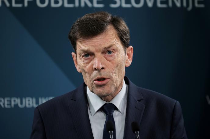 Vinko Logaj | V predlogu novele zakona o organizaciji in financiranju vzgoje in izobraževanja predlagajo, da bi se – tako kot zdaj velja za učbenike – tudi delovni zvezki in delovni učbeniki potrjevali na pristojnem strokovnem svetu. | Foto STA