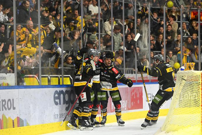 Pustertal | Pustertal, za katerega igra slovenski napadalec Rok Tičar, lahko zvečer na prvem mestu tekmovanja prehiti Olimpijo. | Foto HC Pustertal/Iwan Foppa