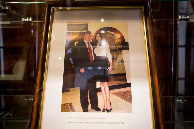 Portret predsednika ZDA Donalda Trumpa in Melanije Knavs iz leta 2004 krasi vitrino slavnih obiskovalcev. | Foto: Žiga Zupan/Sportida