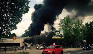 Požar v Šiški v Ljubljani zajel več garaž in avtomobilov (foto in video)