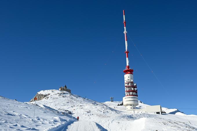 Televizijski oddajnik, dve cerkvici in planinska koča na vrhu Dobrača | Foto: Matej Podgoršek