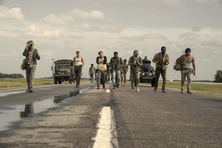 Utrujajoči pohod po ravni cesti skozi zakotje pod budnim očesom vojske pomaga graditi tovarištvo. | Foto: Blitz Film & Video Distribution