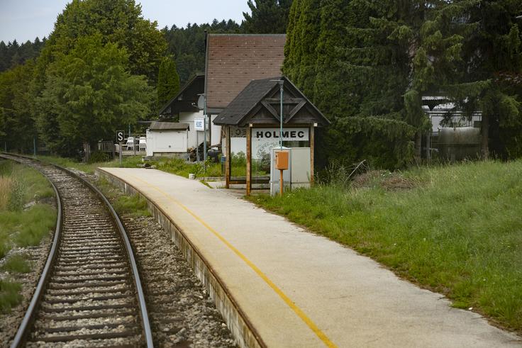 Postajališče Holmec je tik ob državni meji na mestu nekdanje mejne čuvajnice in le streljal stran od (nekdanjega) cestnega mejnega prehoda, kjer avstrijska vojska in policija od leta 2016 kljub schengenskem sporazumu izvajata (omejeno) mejno kontrolo. | Foto: Ana Kovač