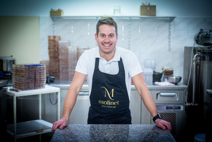 "Pomagalo mi je, da sem opazoval očeta in vedel, kje se kupijo surovine, kje modeli za praline. Vedel sem, koga moram poklicati in ker so očeta poznali, sem imel odprta vsa vrata. Če ne bi imel te sreče, ne vem, ali bi se sploh lotil tega," pove Maks Pogačnik, ki danes ustvarja v delavnici, ki jo je pred več kot 20. leti odprl njegov oče.  | Foto: Gaja Hanuna