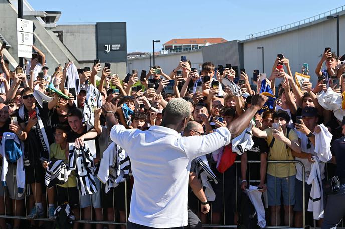 Pogba Juventus | Več sto ljudi je od jutra čakalo na prihod Paula Pogbaja.  | Foto Guliver Image