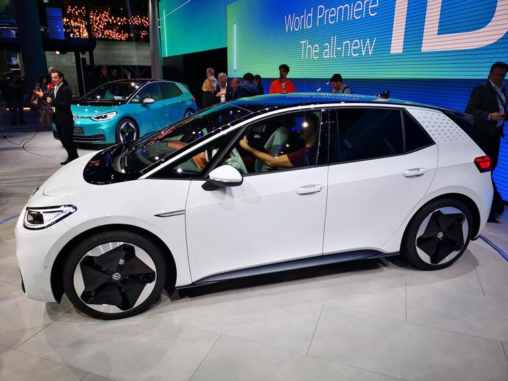 Volkswagnov ID.3 je bil eden najbolj obleganih modelov v Frankfurtu, a tako velikih novosti je bilo letos enostavno premalo.  | Foto: Gregor Pavšič