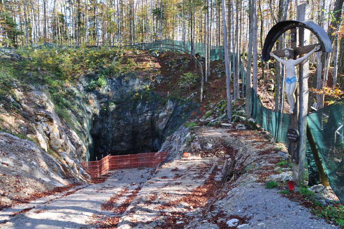 Grobišče Macesnova gorica | "Grobišče pod Macesnovo gorico naj bo spomin in opomin, da se kaj takega, kar se je dogajalo po drugi svetovni vojni, med Slovenci več ne bo ponovilo, ne glede na to, v kakšnih težkih preizkušnjah se bomo kot narod znašli," je pozval Ferenc. Po skoraj 80 letih je po njegovih besedah čas, da premagamo medsebojne različne poglede in žrtvam omogočimo dostojen pokop. | Foto STA